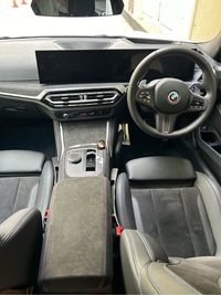 BMW 3シリーズ セダン 318i Mスポーツ エディションシャドウ_RHD(AT_2.0)