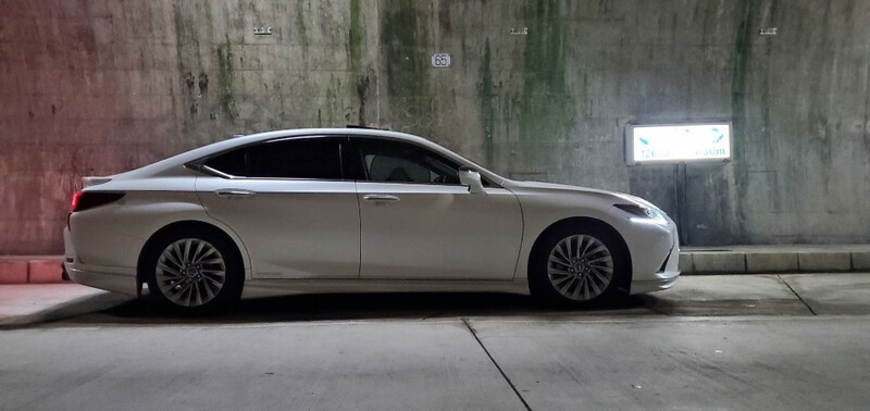レクサス ESハイブリッド 300h“バージョンL”(CVT_2.5)