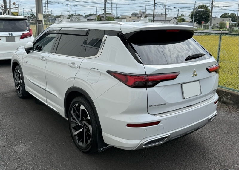 三菱 アウトランダーPHEV P_7人乗り_4WD(2.4)