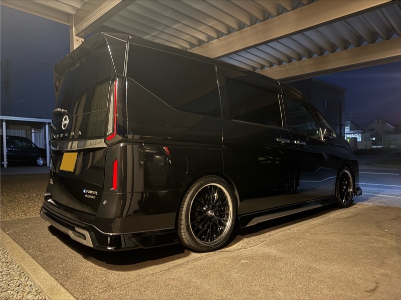 日産 セレナ e-4ORCE ハイウェイスター V_4WD(1.4)