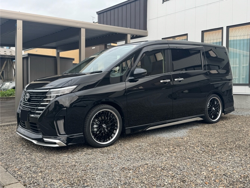 日産 セレナ e-4ORCE ハイウェイスター V_4WD(1.4)