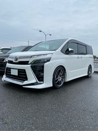 トヨタ ヴォクシー ZS“煌III”_7人乗り(CVT_2.0)