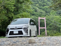 トヨタ ヴォクシー ZS“煌III”_7人乗り_4WD(CVT_2.0)