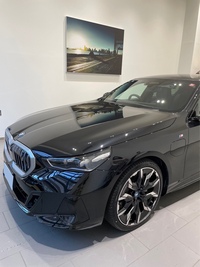 BMW i5 eドライブ40 Mスポーツ_RHD