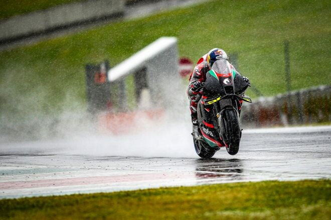 ドヴィツィオーゾ、アプリリアRS-GPの2度目のテスト実施。雨のムジェロで計45ラップ周回／MotoGP