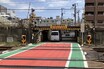 愛車の車高を知ってますか？ 制限高さ1.9mの低いガード…JR・鶴見～新子安