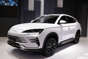 じつはEVよりもハイブリッドが本命かも!?　独自PHEVシステム「DM-i」を搭載したSUV「BYDシーライオン６」は日本メーカーにとって脅威でしかない【ジャパンモビリティショー2025】