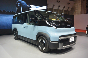 韓国からの第２の刺客「KIA」は商用車で日本上陸！　マルチに使えて先進技術も詰め込んだ着せ替えバン「PV5」には期待しかない【ジャパンモビリティショー2025】