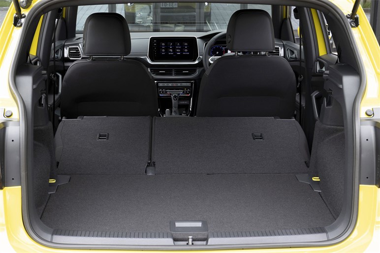 VWの小型SUV「Tクロス」が進化。国〇車の“ダサい安っぽい”が苦手な人向けベストアンサー