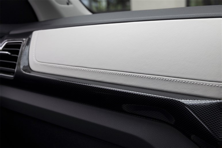 VWの小型SUV「Tクロス」が進化。国〇車の“ダサい安っぽい”が苦手な人向けベストアンサー