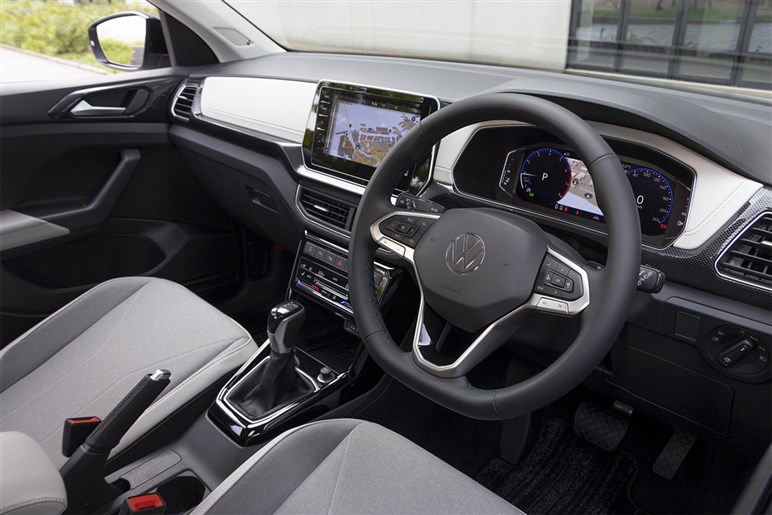 VWの小型SUV「Tクロス」が進化。国〇車の“ダサい安っぽい”が苦手な人向けベストアンサー