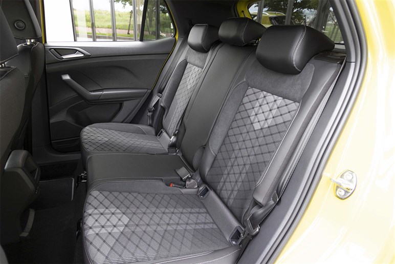 VWの小型SUV「Tクロス」が進化。国〇車の“ダサい安っぽい”が苦手な人向けベストアンサー