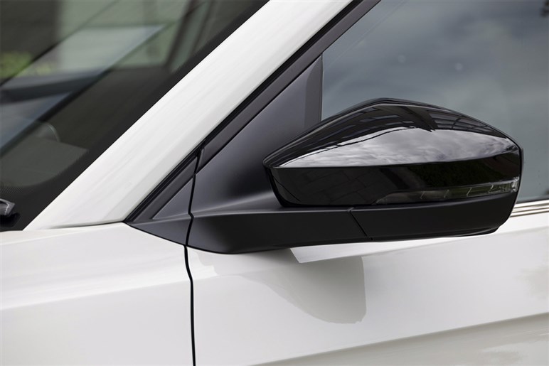 VWの小型SUV「Tクロス」が進化。国〇車の“ダサい安っぽい”が苦手な人向けベストアンサー