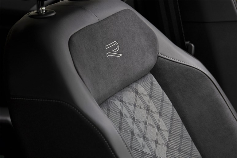 VWの小型SUV「Tクロス」が進化。国〇車の“ダサい安っぽい”が苦手な人向けベストアンサー