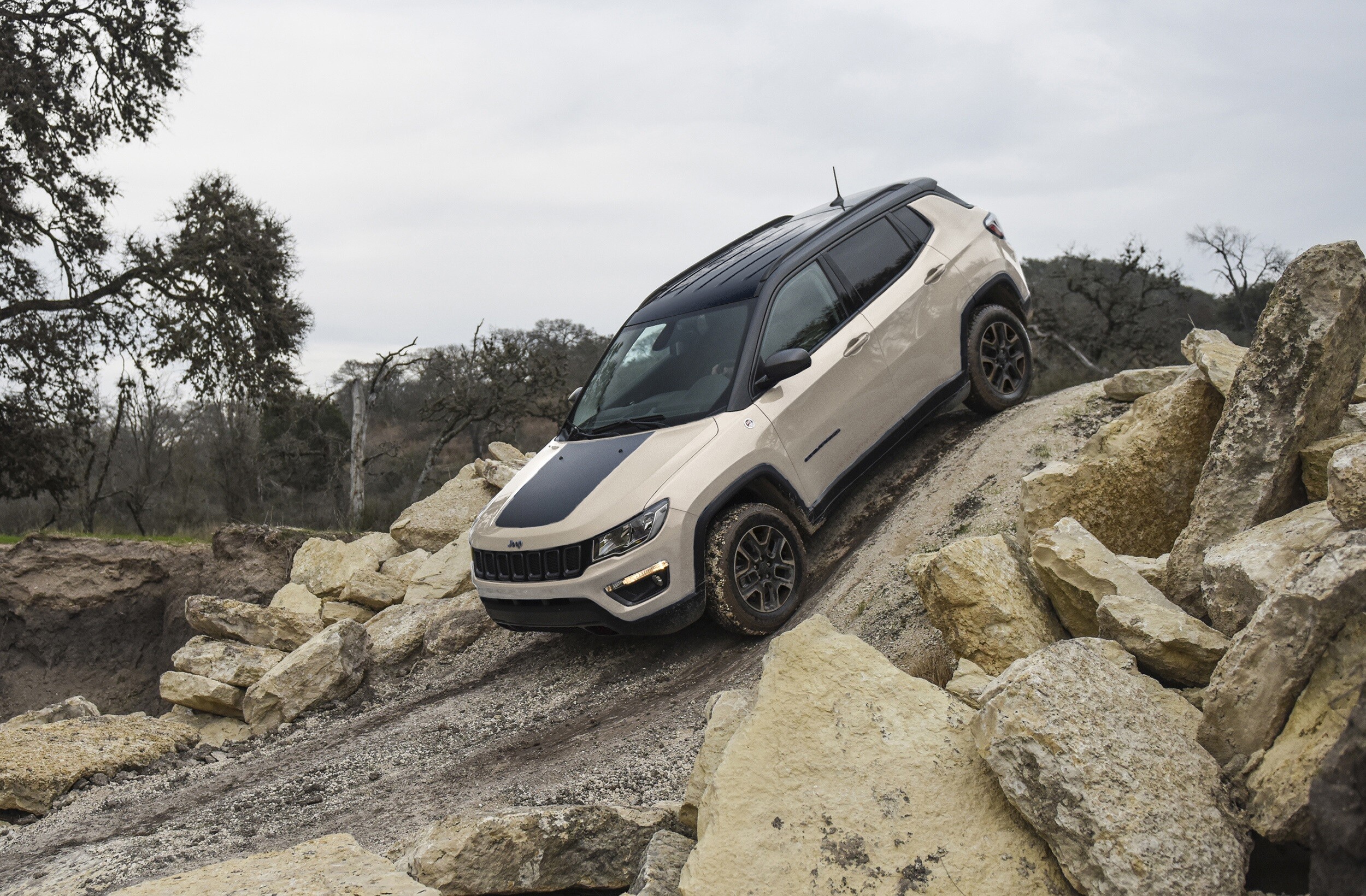 過酷なトレイルもラクに走破するコンパクトSUV「Jeep Compass」の限定車『Trailhawk』