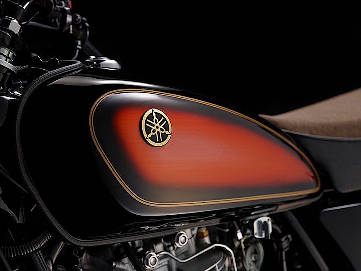 ヤマハ「SR400」を希少なサンバースト・カラーに！ 純正カスタムパーツ