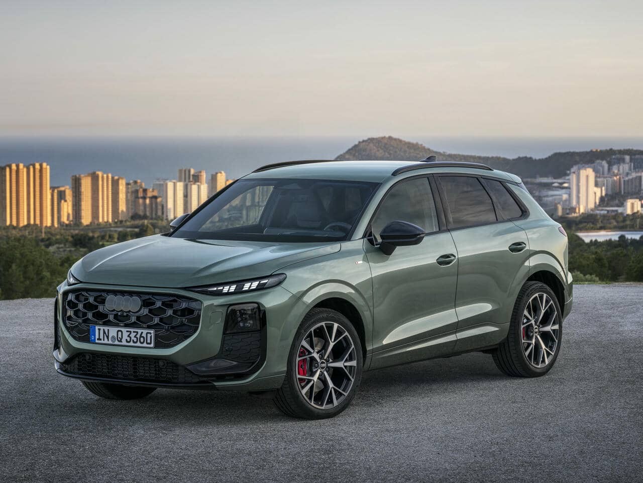 【速報】新型アウディ「Q3」が世界初公開！ コンパクトSUVの新たなベンチマークを打ち立てる