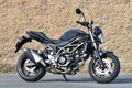 『SV650』の燃費や足つき性は？ おすすめポイントや人気の装備、価格やスペックを解説します【スズキのバイク！の新車図鑑▶大型バイク編／SUZUKI SV650（2021）】