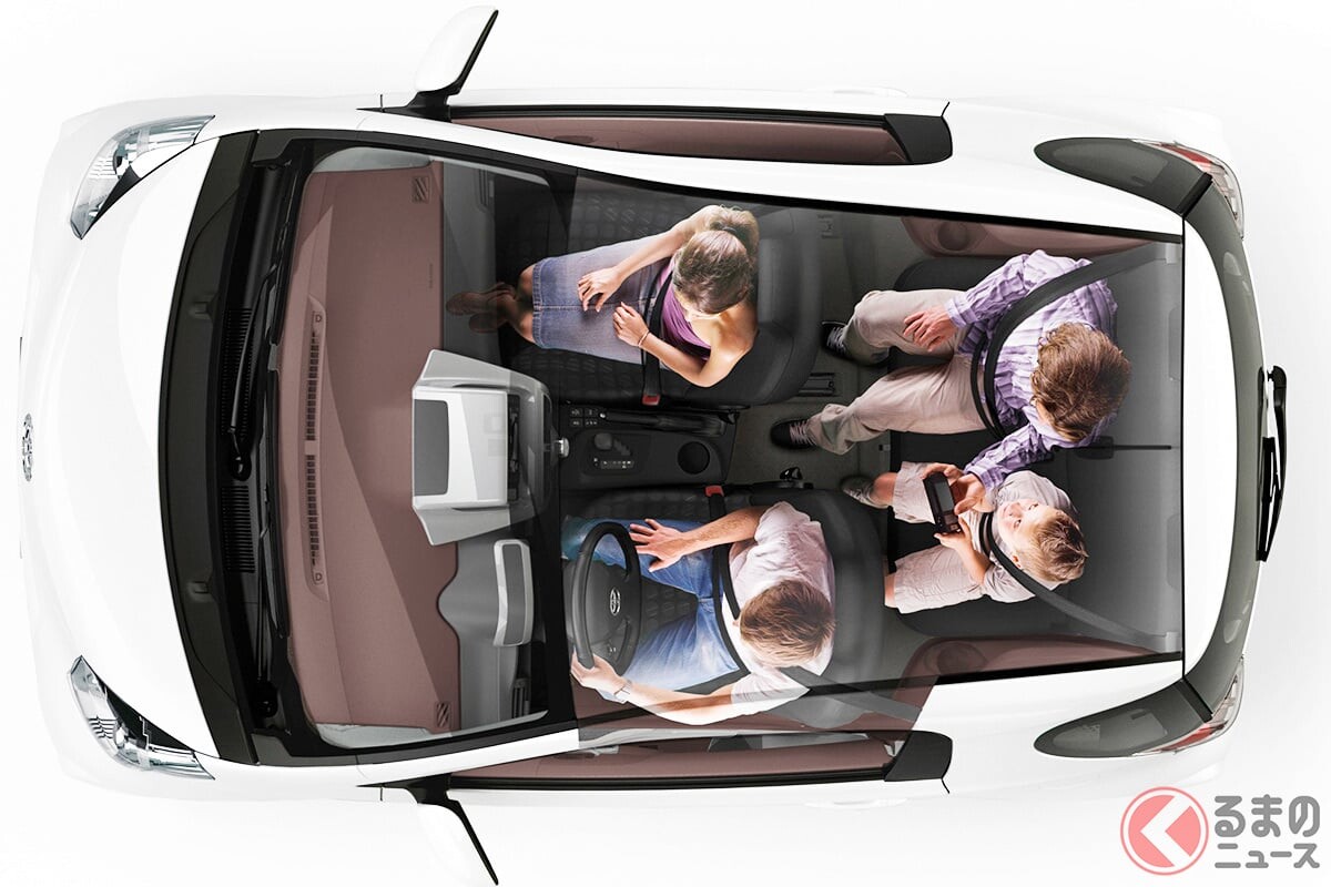 新車当時140万円！ トヨタ「“4人乗り”コンパクトカー」がスゴかった！ 全長3mの「“超”マイクロサイズ」でギュウギュウ“じゃない”!? “斬新すぎ”デザイン＆「世界初の装備」も採用の「iQ」に注目！
