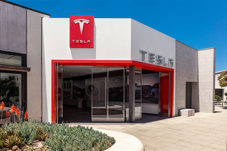 孤立したイーロン・マスクにBEV補助金縮小やトラブル続きのサイバートラックが追い打ち。テスラ逆転のシナリオはあるか？