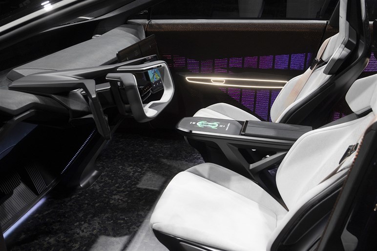 【終了じゃなかった】トヨタのV8エンジンが“存続”の新情報。背景に北米の変化と、レクサス「IS」の複雑すぎる“次期型”事情