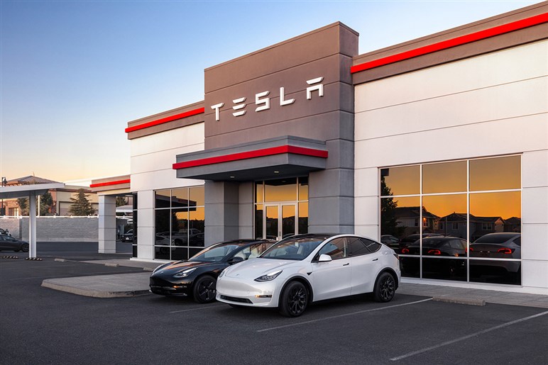 孤立したイーロン・マスクにBEV補助金縮小やトラブル続きのサイバートラックが追い打ち。テスラ逆転のシナリオはあるか？