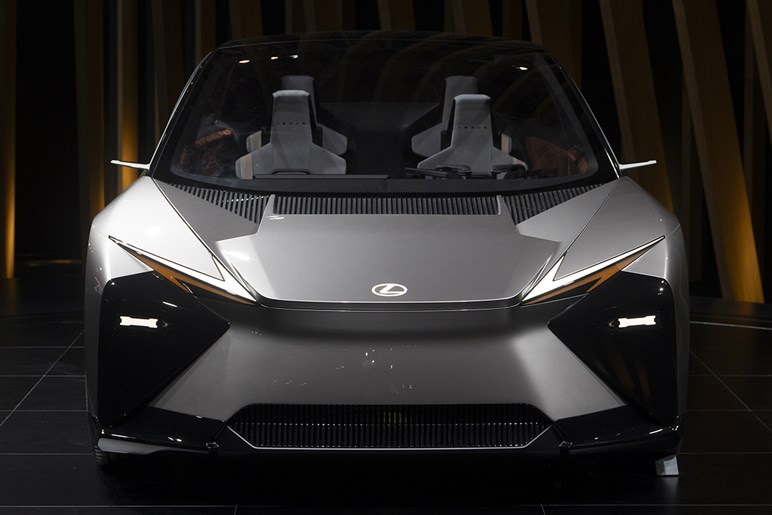 【終了じゃなかった】トヨタのV8エンジンが“存続”の新情報。背景に北米の変化と、レクサス「IS」の複雑すぎる“次期型”事情