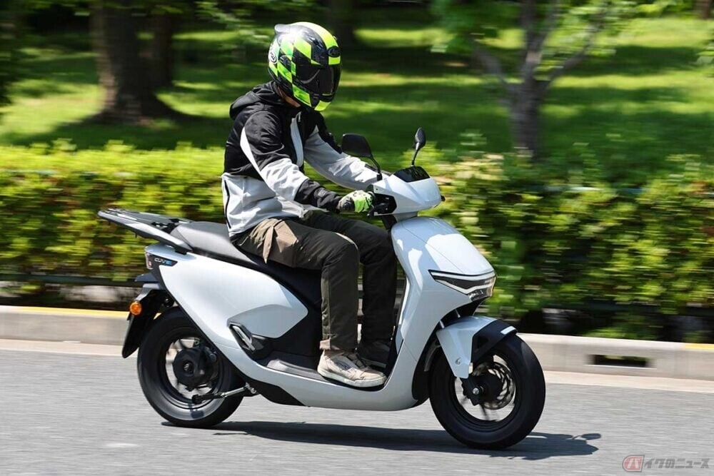 バイクライフの新常識!?　「ガッチャンコッ！」と即座にバッテリー交換で「PCX」より素早くダッシュ!!　ホンダ「CUV e：」に乗った!!