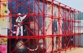 横尾忠則の新作インスタレーション「未完の足場」が瀬戸内の豊島にて公開