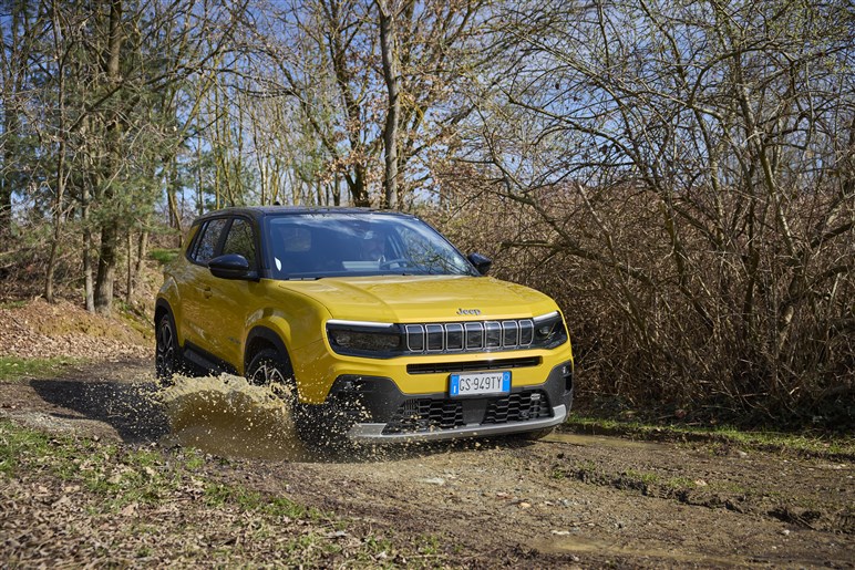 ジープの電動SUV「アベンジャー」は9月26日発表。ブランド最小モデルは街でも目立ちそう