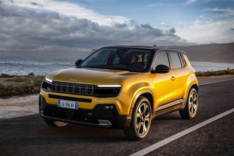 ジープの電動SUV「アベンジャー」は9月26日発表。ブランド最小モデルは街でも目立ちそう