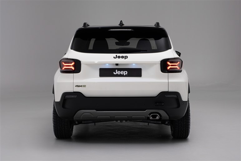 ジープの電動SUV「アベンジャー」は9月26日発表。ブランド最小モデルは街でも目立ちそう