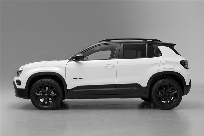 ジープの電動SUV「アベンジャー」は9月26日発表。ブランド最小モデルは街でも目立ちそう