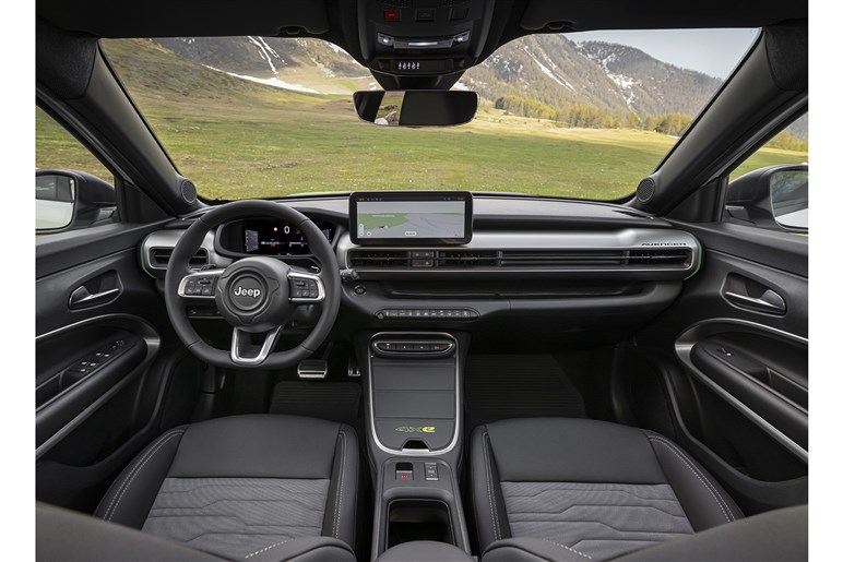 ジープの電動SUV「アベンジャー」は9月26日発表。ブランド最小モデルは街でも目立ちそう