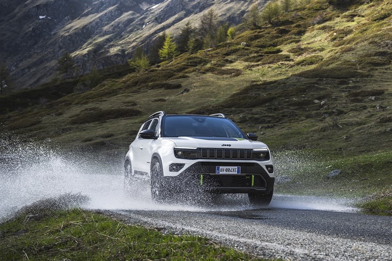 ジープの電動SUV「アベンジャー」は9月26日発表。ブランド最小モデルは街でも目立ちそう