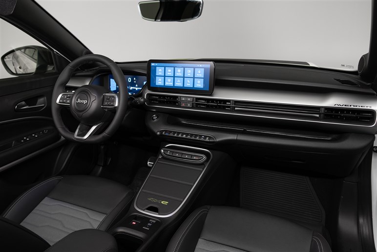 ジープの電動SUV「アベンジャー」は9月26日発表。ブランド最小モデルは街でも目立ちそう