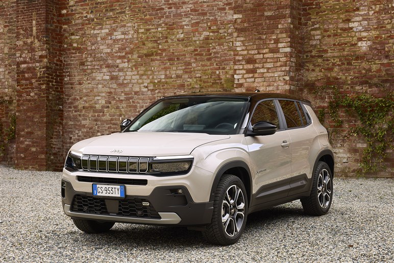 ジープの電動SUV「アベンジャー」は9月26日発表。ブランド最小モデルは街でも目立ちそう