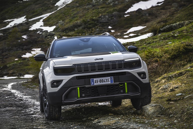 ジープの電動SUV「アベンジャー」は9月26日発表。ブランド最小モデルは街でも目立ちそう