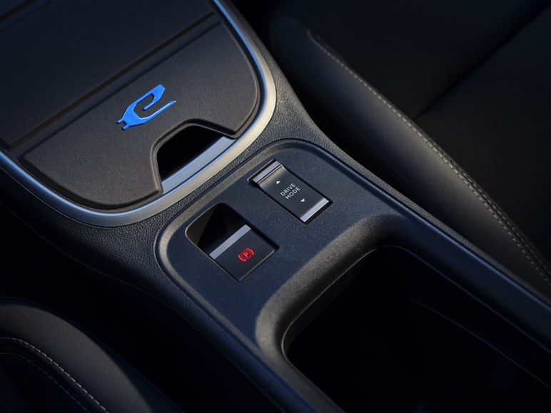 ジープの電動SUV「アベンジャー」は9月26日発表。ブランド最小モデルは街でも目立ちそう