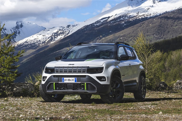 ジープの電動SUV「アベンジャー」は9月26日発表。ブランド最小モデルは街でも目立ちそう
