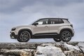 ジープの電動SUV「アベンジャー」は9月26日発表。ブランド最小モデルは街でも目立ちそう