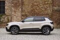ジープの電動SUV「アベンジャー」は9月26日発表。ブランド最小モデルは街でも目立ちそう
