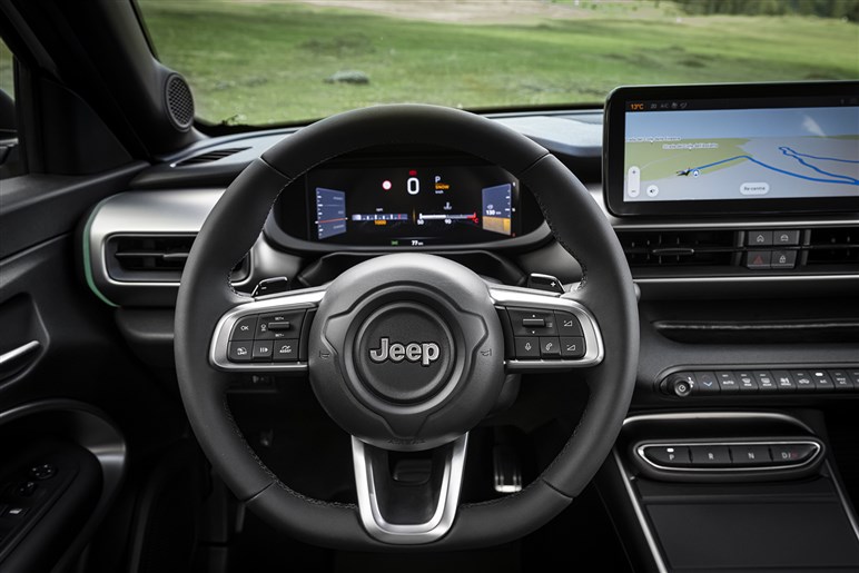 ジープの電動SUV「アベンジャー」は9月26日発表。ブランド最小モデルは街でも目立ちそう