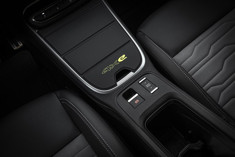 ジープの電動SUV「アベンジャー」は9月26日発表。ブランド最小モデルは街でも目立ちそう