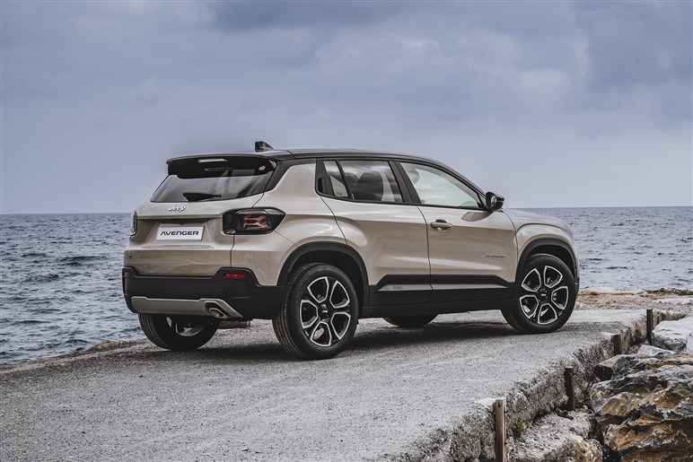 ジープの電動SUV「アベンジャー」は9月26日発表。ブランド最小モデルは街でも目立ちそう