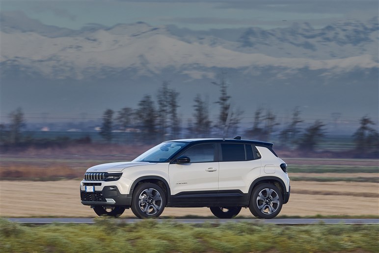ジープの電動SUV「アベンジャー」は9月26日発表。ブランド最小モデルは街でも目立ちそう