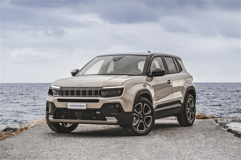 ジープの電動SUV「アベンジャー」は9月26日発表。ブランド最小モデルは街でも目立ちそう