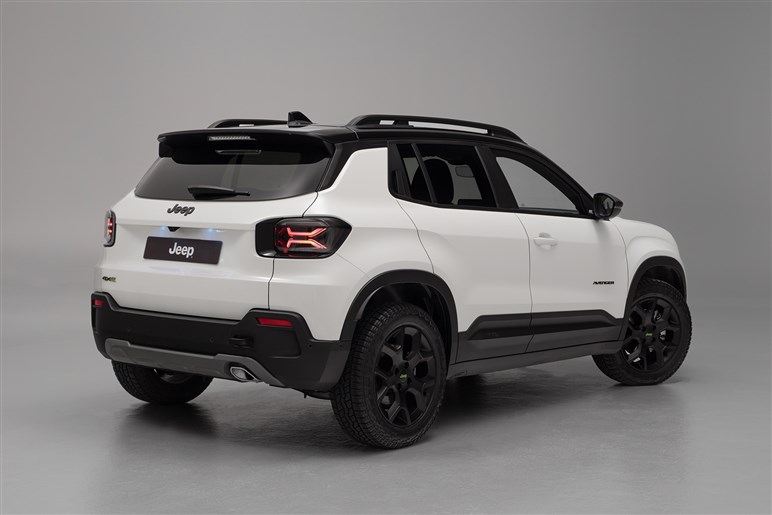 ジープの電動SUV「アベンジャー」は9月26日発表。ブランド最小モデルは街でも目立ちそう