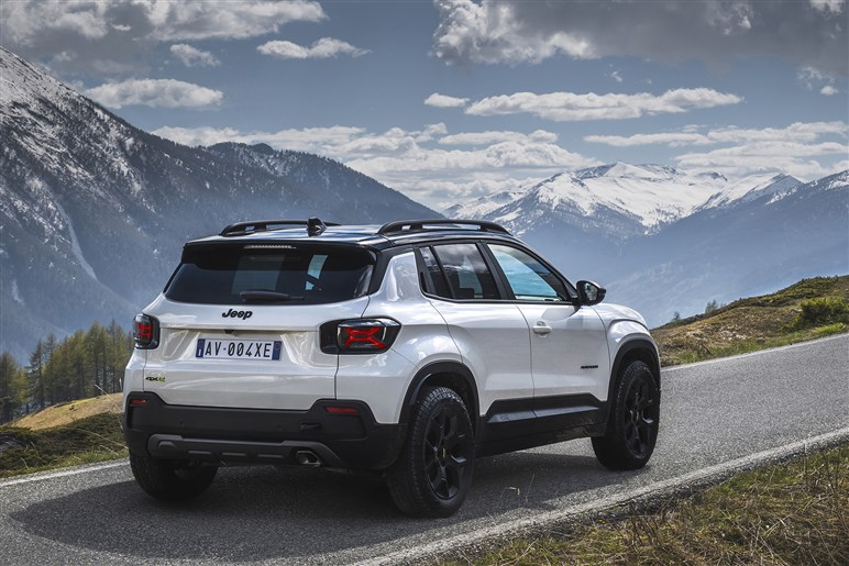 ジープの電動SUV「アベンジャー」は9月26日発表。ブランド最小モデルは街でも目立ちそう