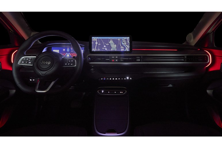 ジープの電動SUV「アベンジャー」は9月26日発表。ブランド最小モデルは街でも目立ちそう